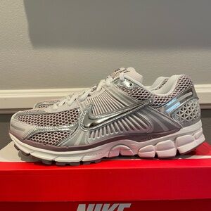 Nike Zoom Vomero 5 Size 11 women’s/ 9.5 men’s